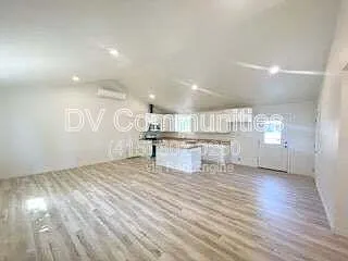 1246 Hughes St — Photo 3
