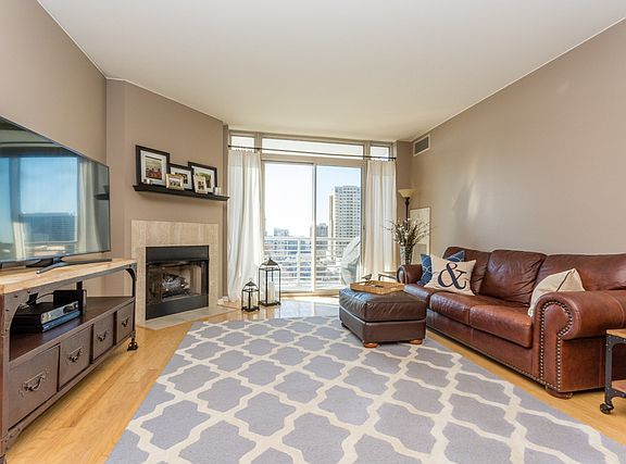 3rd image of 1515 S Prairie Ave Unit 1216