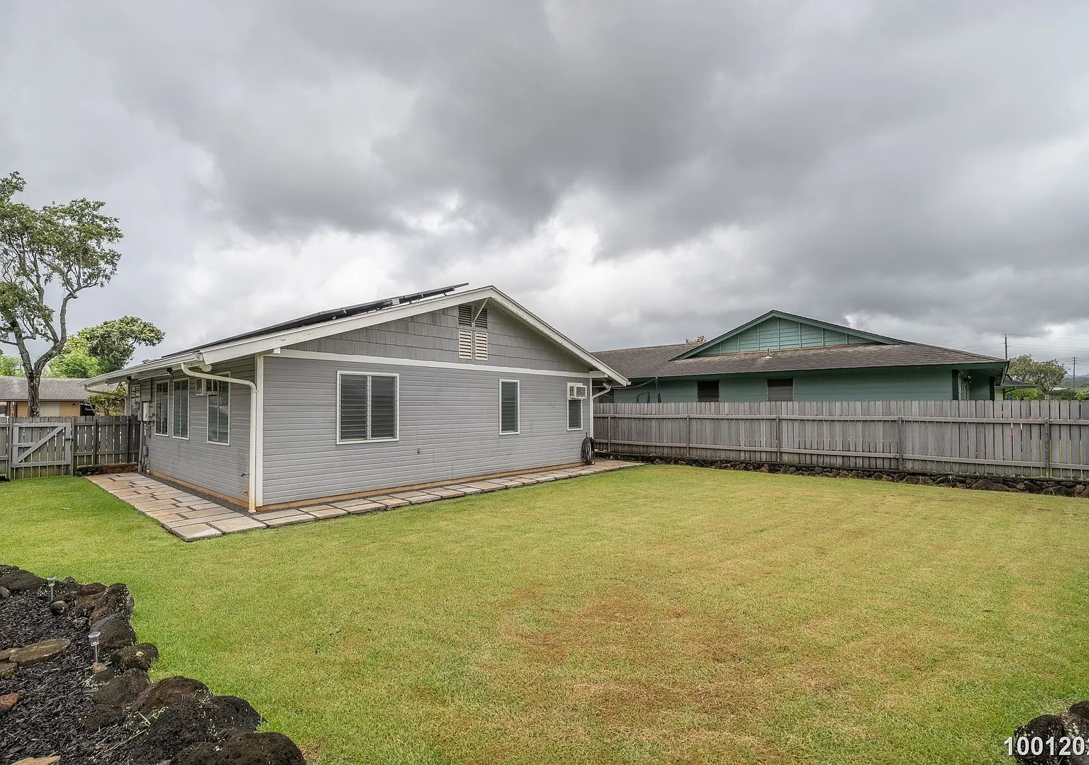 Available now! 3 bdrm, 2 bath, 2-car garage single family home in Mililani — Photo 4