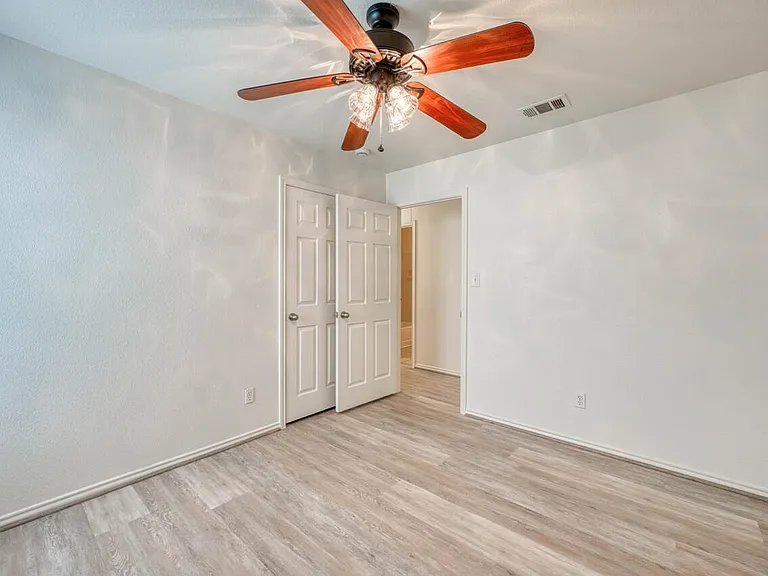 1511 N Claremont Cir — Photo 10
