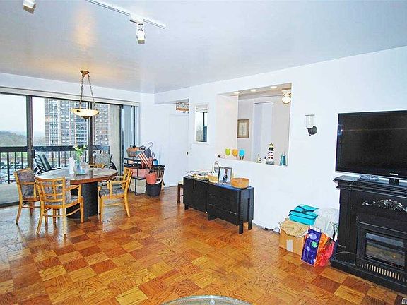5th image of 26910 Grand Central Pkwy APT 8G