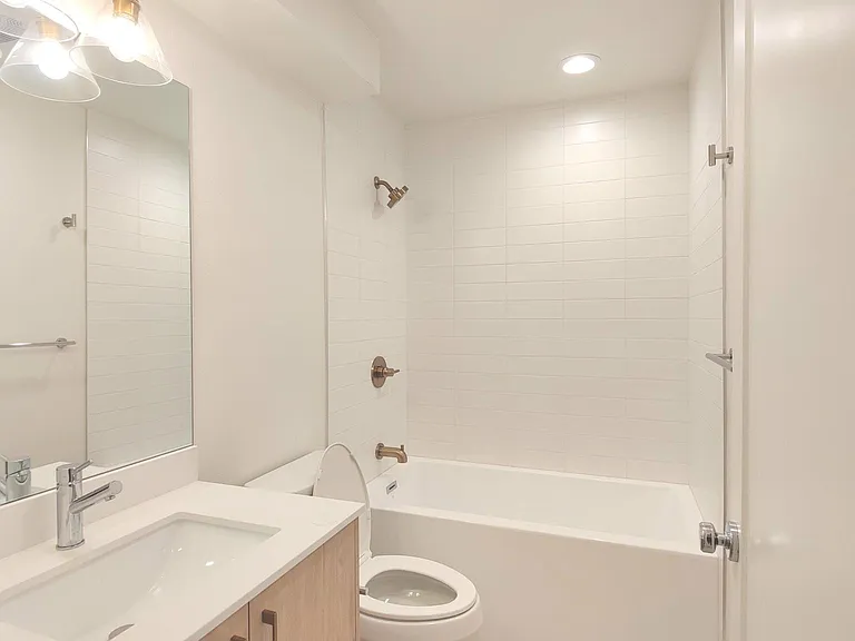 Bathroom (1st floor)