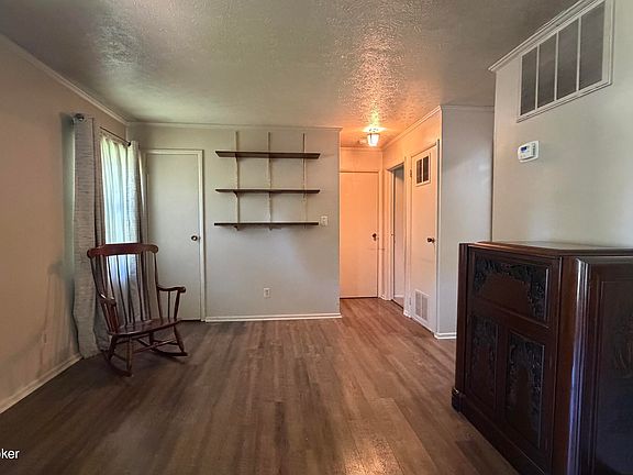 4th image of 105 Barberry Ln