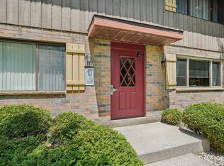 10376 W Whitnall Edge Ct APT 201, Franklin, WI 53132