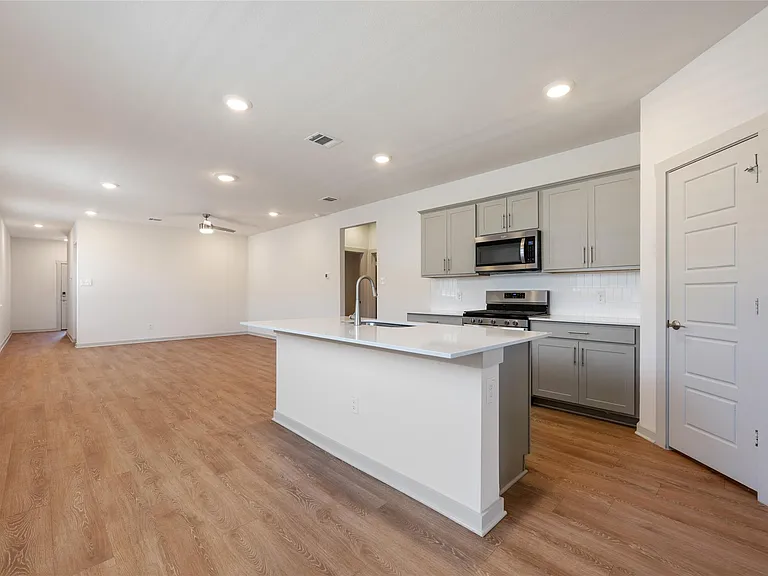 336 Fairfax Ave — Photo 10