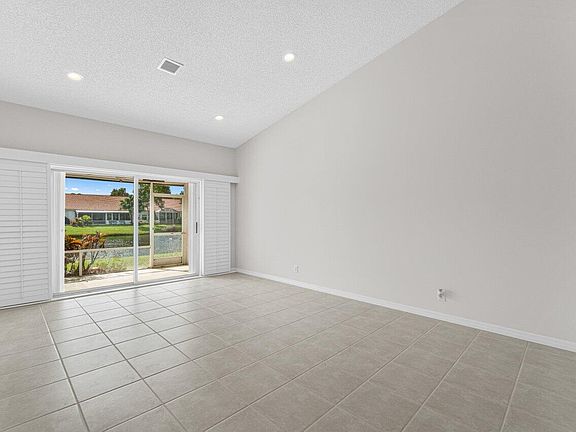 5th image of 6104 Floral Lakes Dr