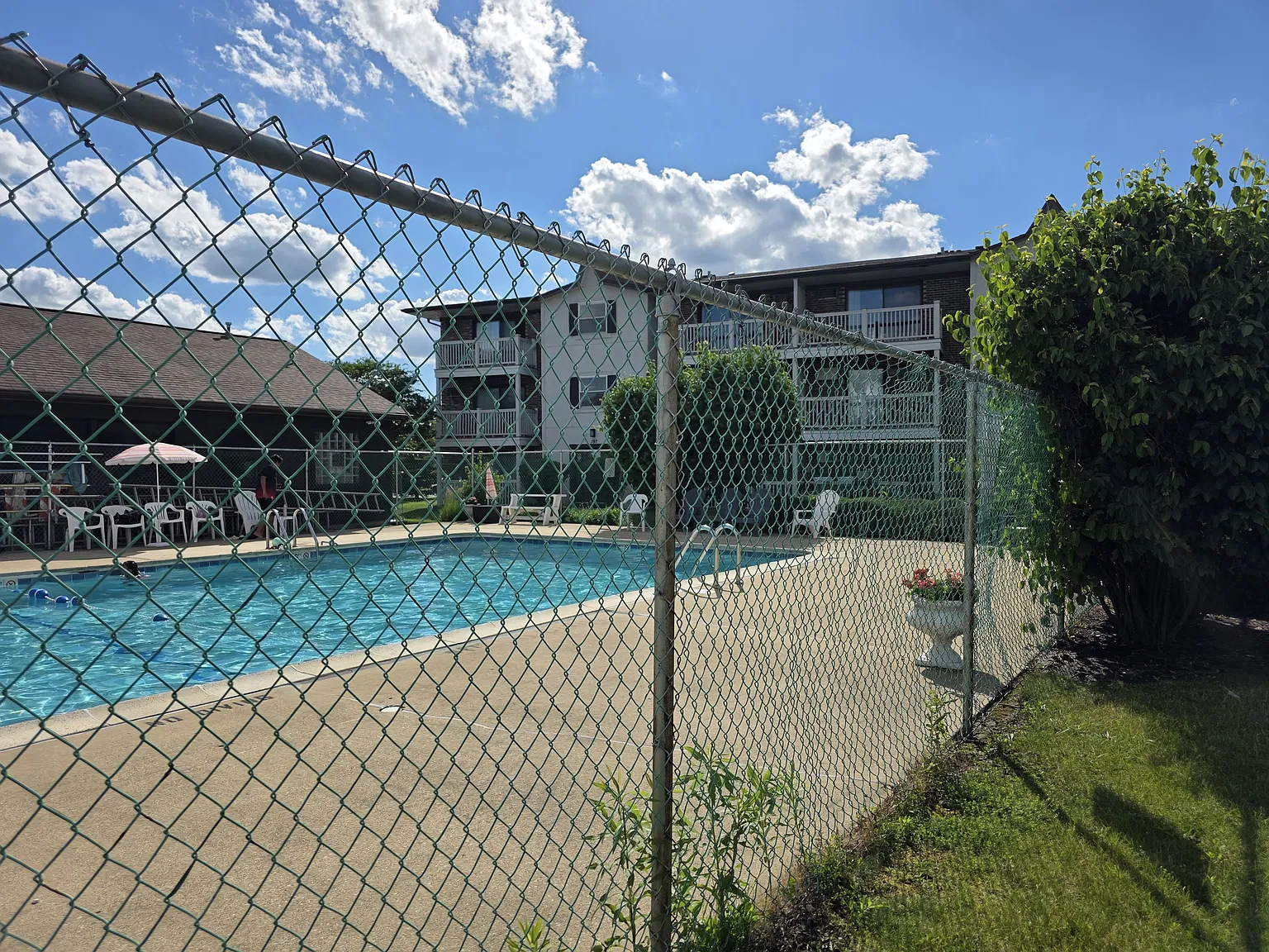 2 bed, 1.5 bath, 890 sqft, $1,750 — Photo 2