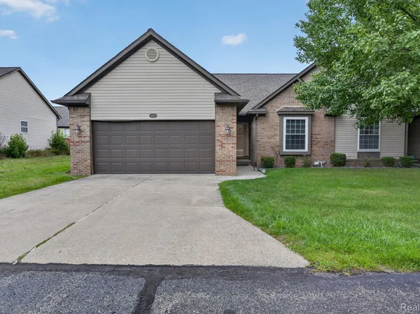 5034 Sandalwood Dr, Grand Blanc, MI 48439