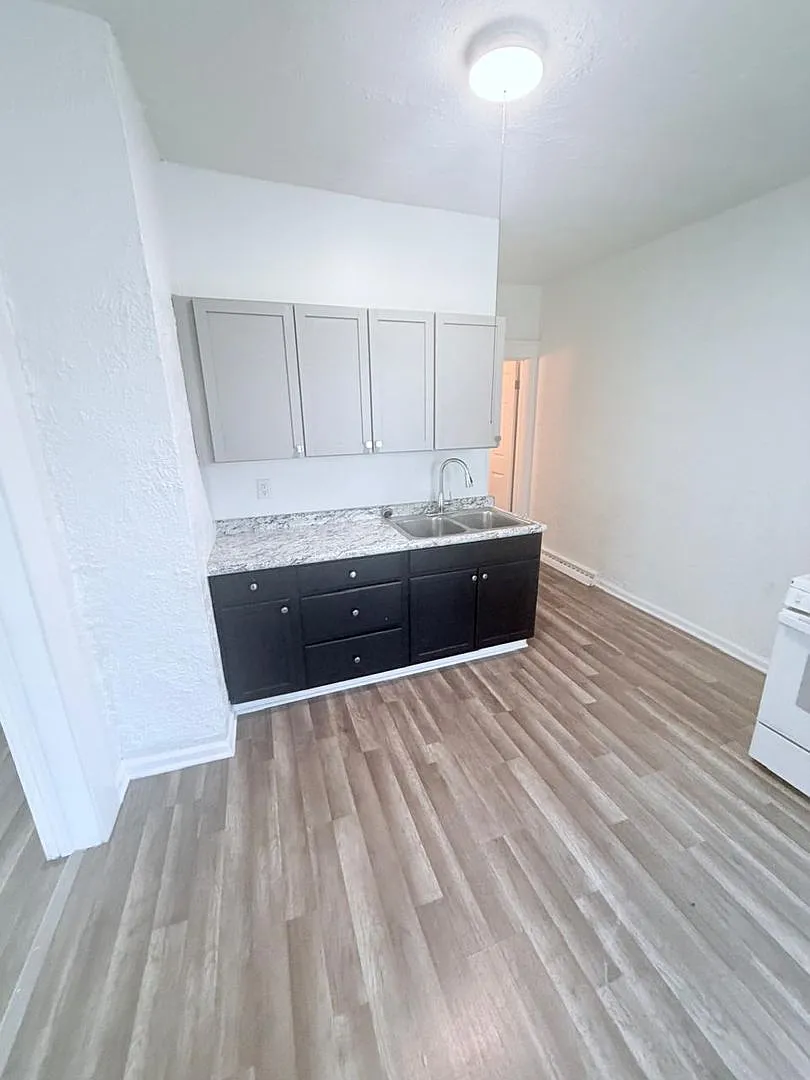 4438 Pearl Rd — Photo 2