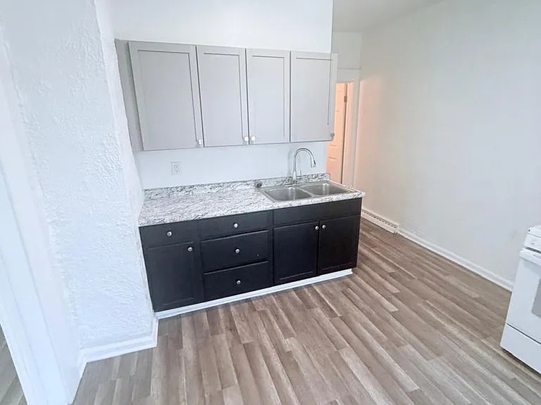 4438 Pearl Rd — Photo 2