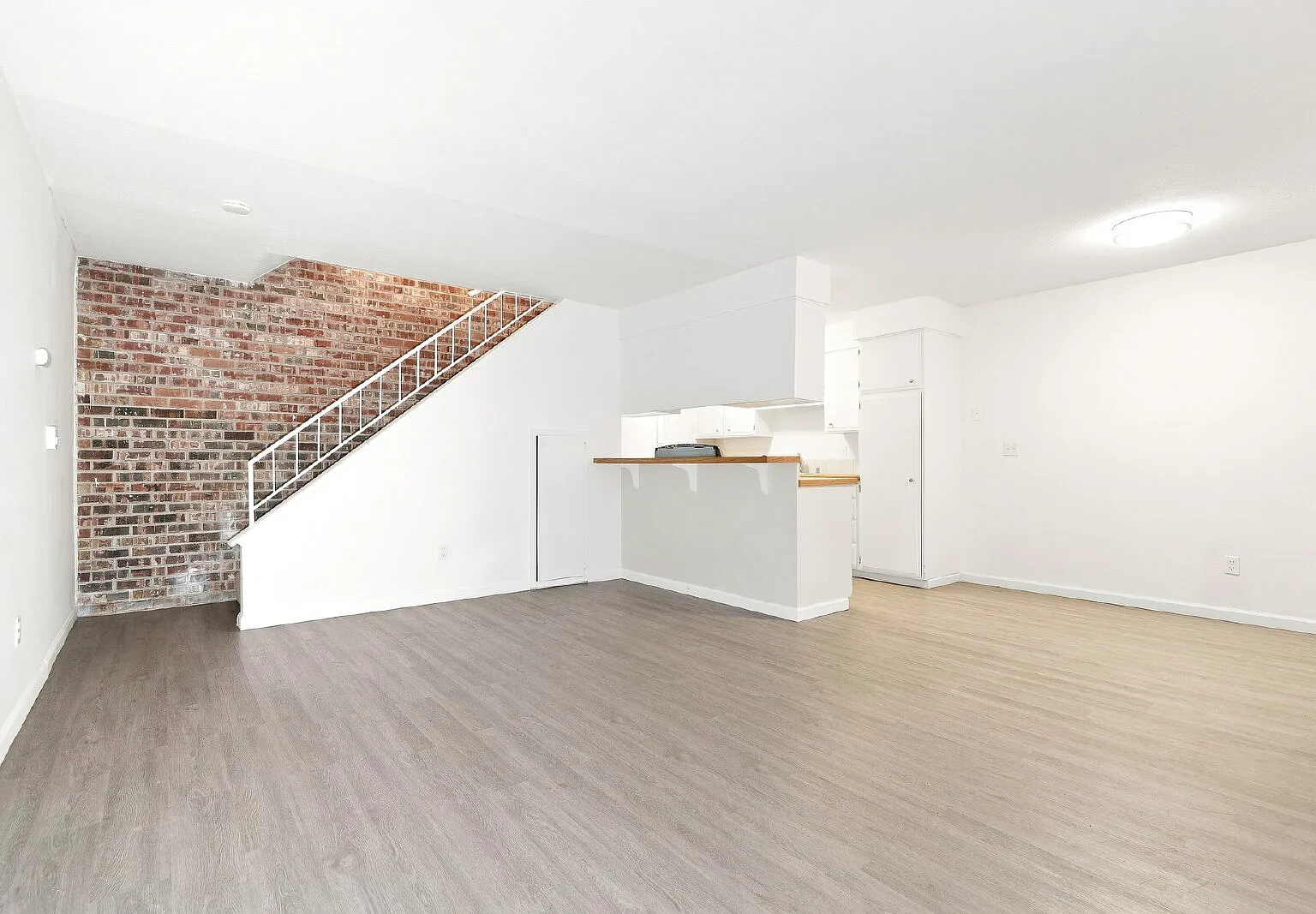 Renton 2 Bedroom in Great Location Available! — Photo 1