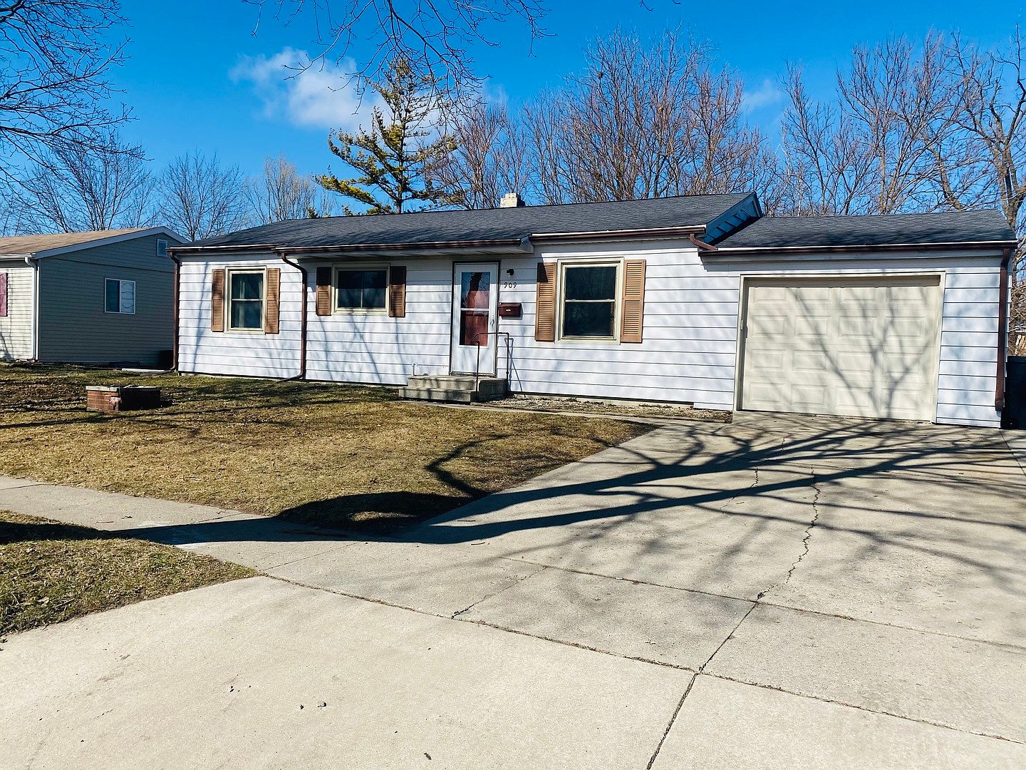 909 Lakeview Dr Rochelle Il 61068 Mls 11022967 Zillow