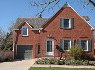 122 S Elmhurst Ave, Mount Prospect, IL 60056