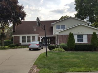 2402 N Hickory Ln, Arlington Heights, IL