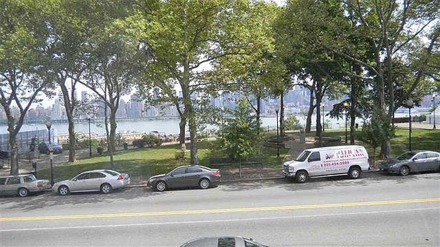 2nd image of 5509 Blvd E