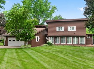511 N Woodland Dr, Dixon, IL 61021