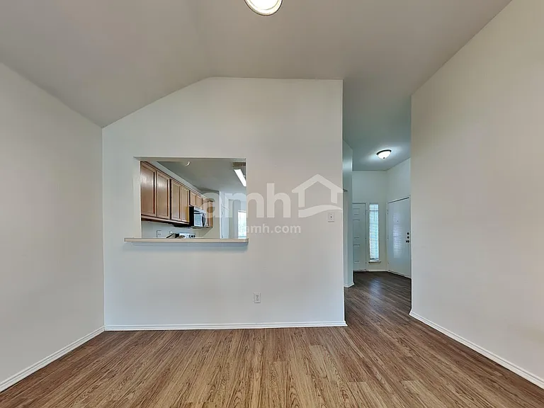 115 Windsor Dr — Photo 4