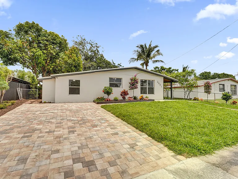 5601 SW 36th Ct — Photo 3