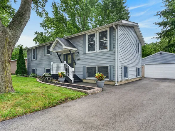 1521 Surrey Rd, Batavia, IL 60510