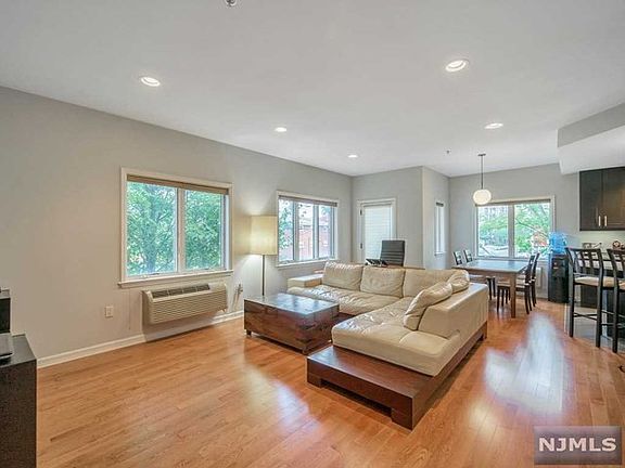 4th image of 93 Palisade Ave APT 1C