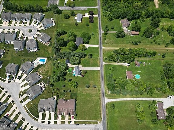 2nd image of 829-831 Robinson Dr