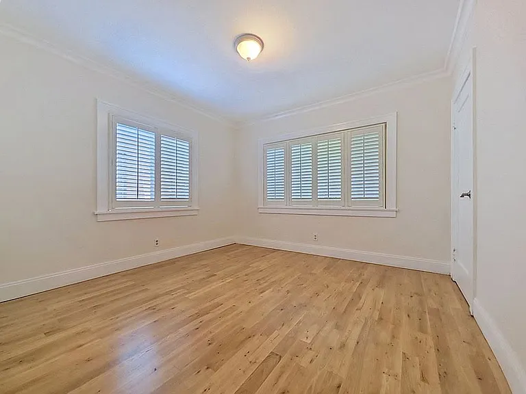 3819 S Van Ness Ave — Photo 8