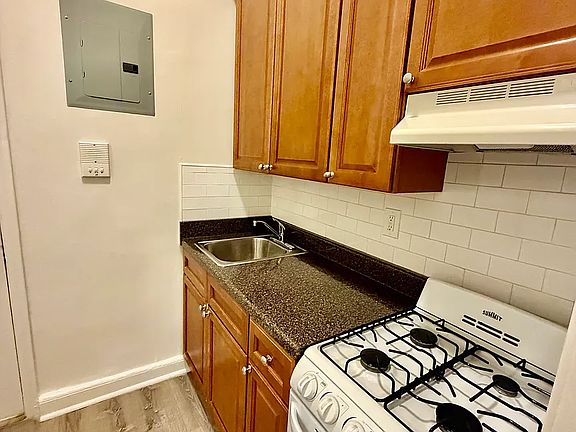 4th image of 36 Willow Pl
