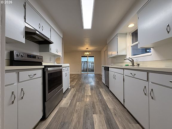 4th image of 788 Cornwall Ave