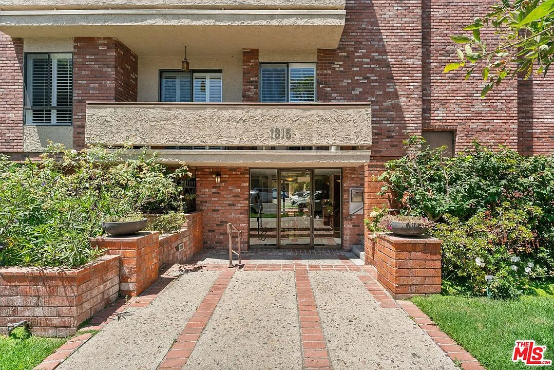 2 bed, 2.0 bath, 1608 sqft, $4,650 — Photo 2