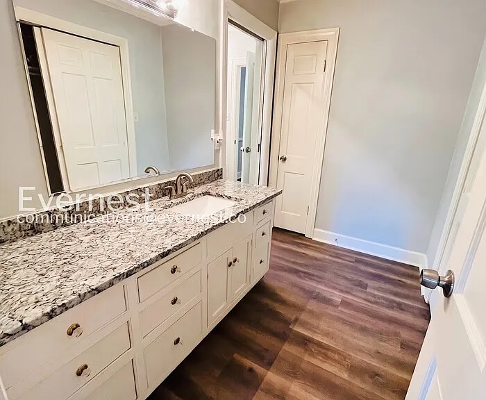 570 Hawkins Dr — Photo 12