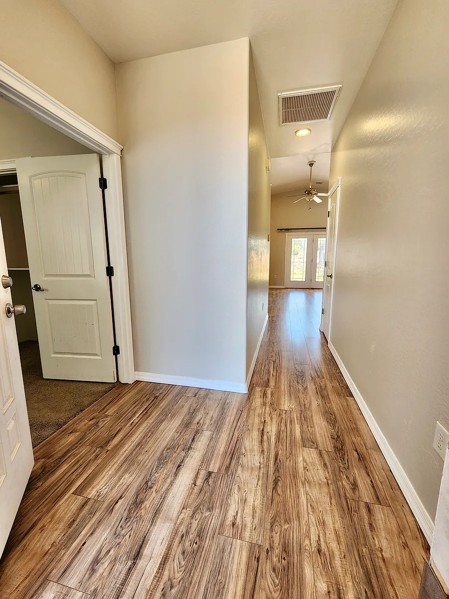 Building Photo - 63 S Hillcrest Dr