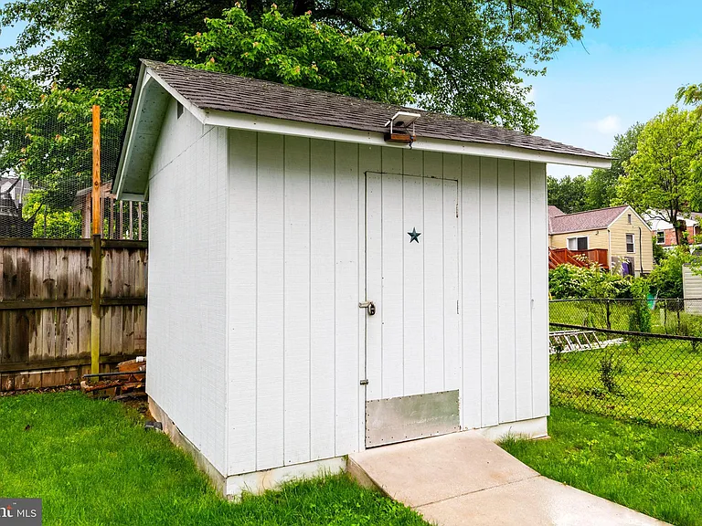 6823 Barrett Rd — Photo 34