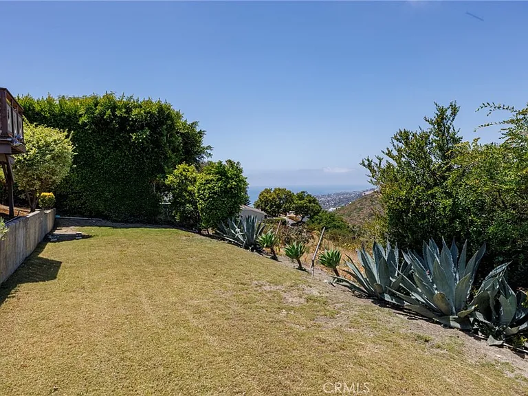 1840 Temple Hills Dr — Photo 49