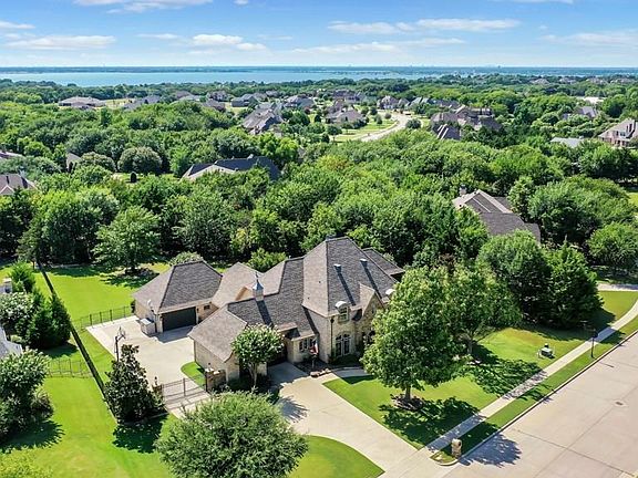 2nd image of 425 Wyndemere Blvd