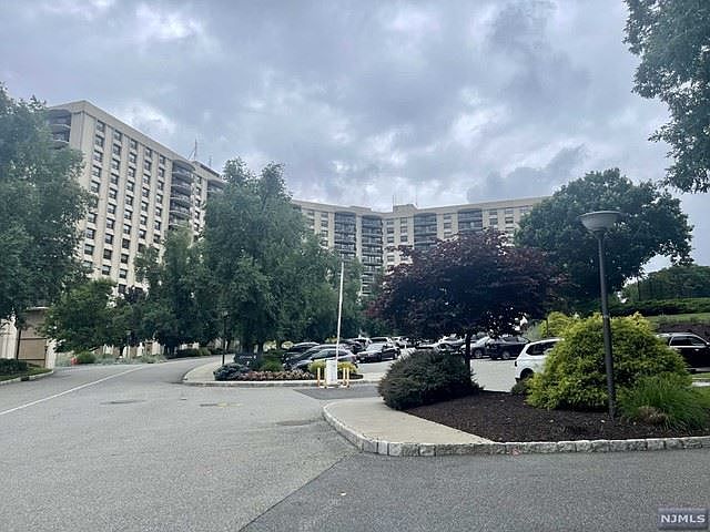 1st image of 2 Claridge Dr #9EE-909