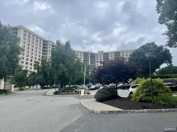 2 Claridge Dr #9EE-909, Verona, NJ 07044