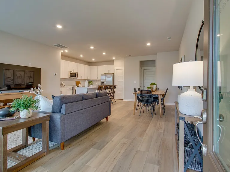 2710 Fordham St — Photo 3