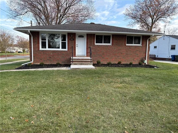 3517 Walter Rd, North Olmsted, OH 44070