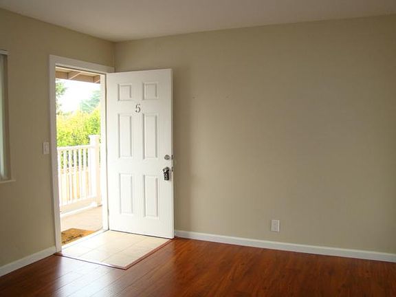 2nd image of 550 Mariposa Ave