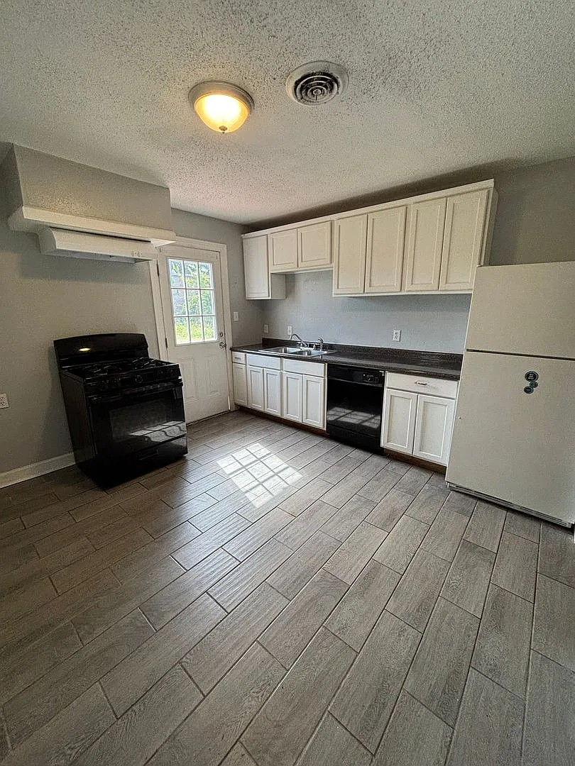 Gorgeous 3 Bedroom Home in Bossier — Photo 3