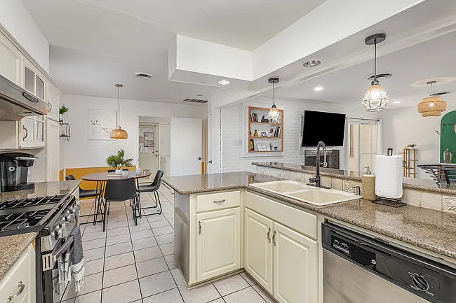 2404 Crestview Cir — Photo 11