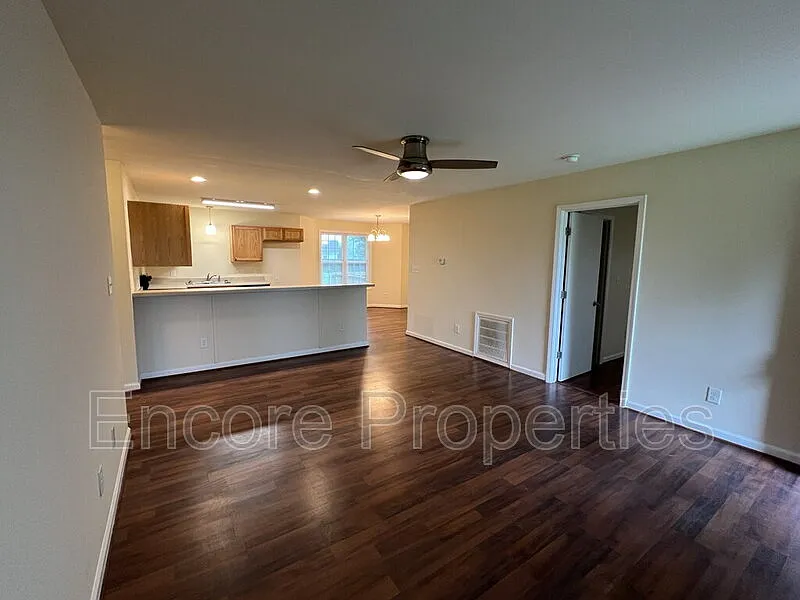 3 bed, 2.0 bath, 1700 sqft, $1,800 — Photo 4