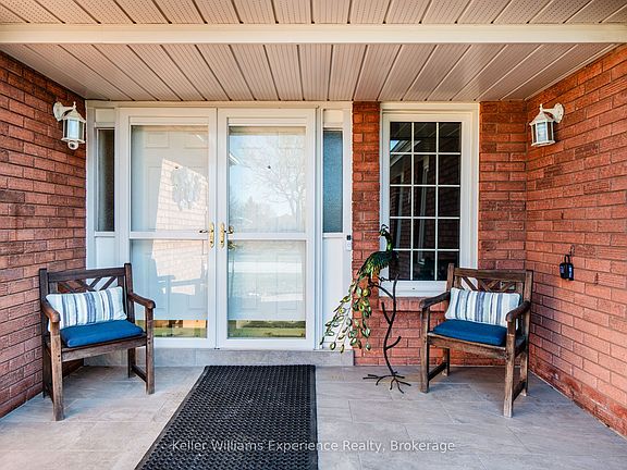3rd image of 933 Playfair Rd