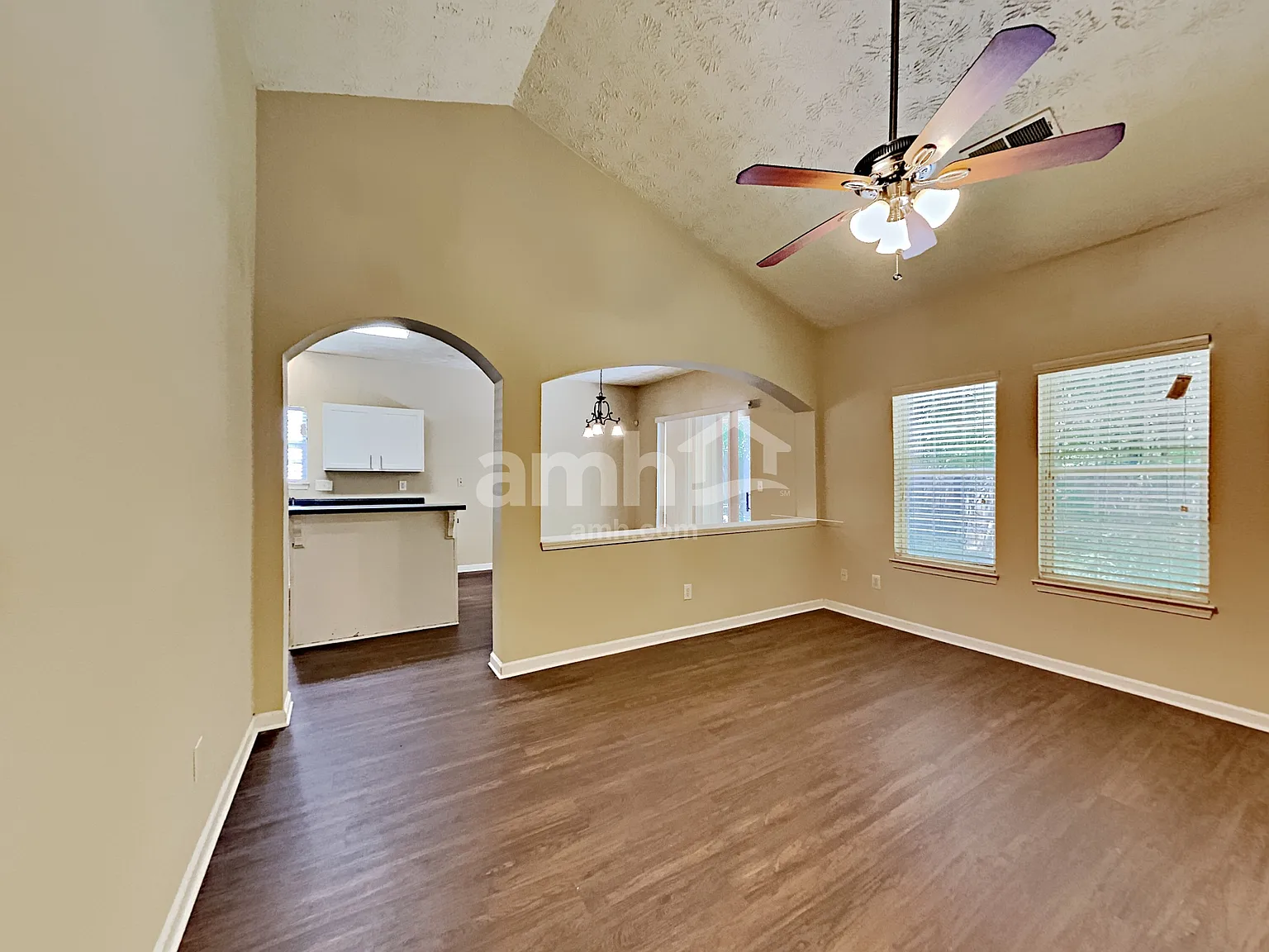 3 bed, 2.0 bath, 1298 sqft, $2,105 — Photo 4