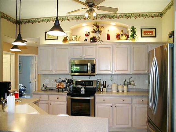 2nd image of 214 SW Whitewood Dr