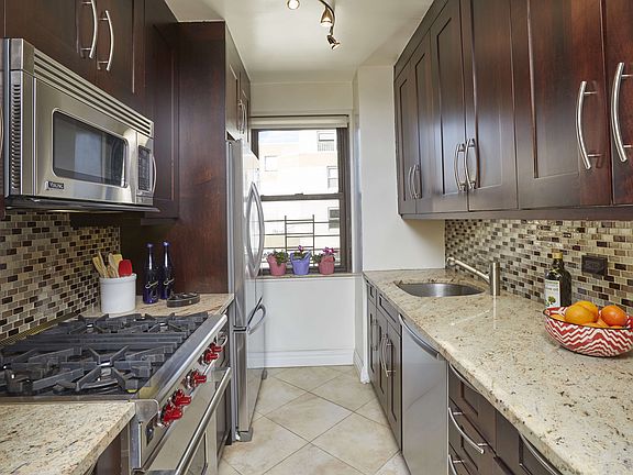 4th image of 140 E 83rd St APT 15B
