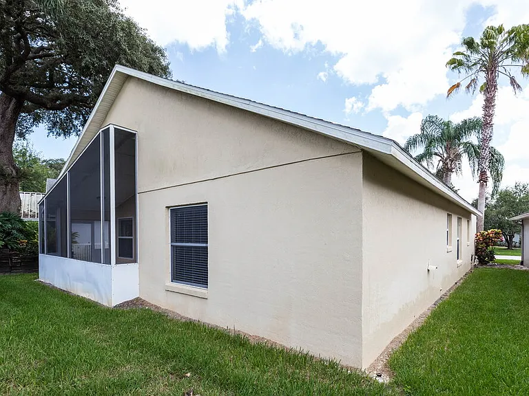 338 Lakebreeze Cir — Photo 16