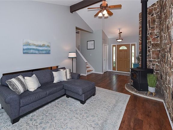 5th image of 26685 Redwood Dr