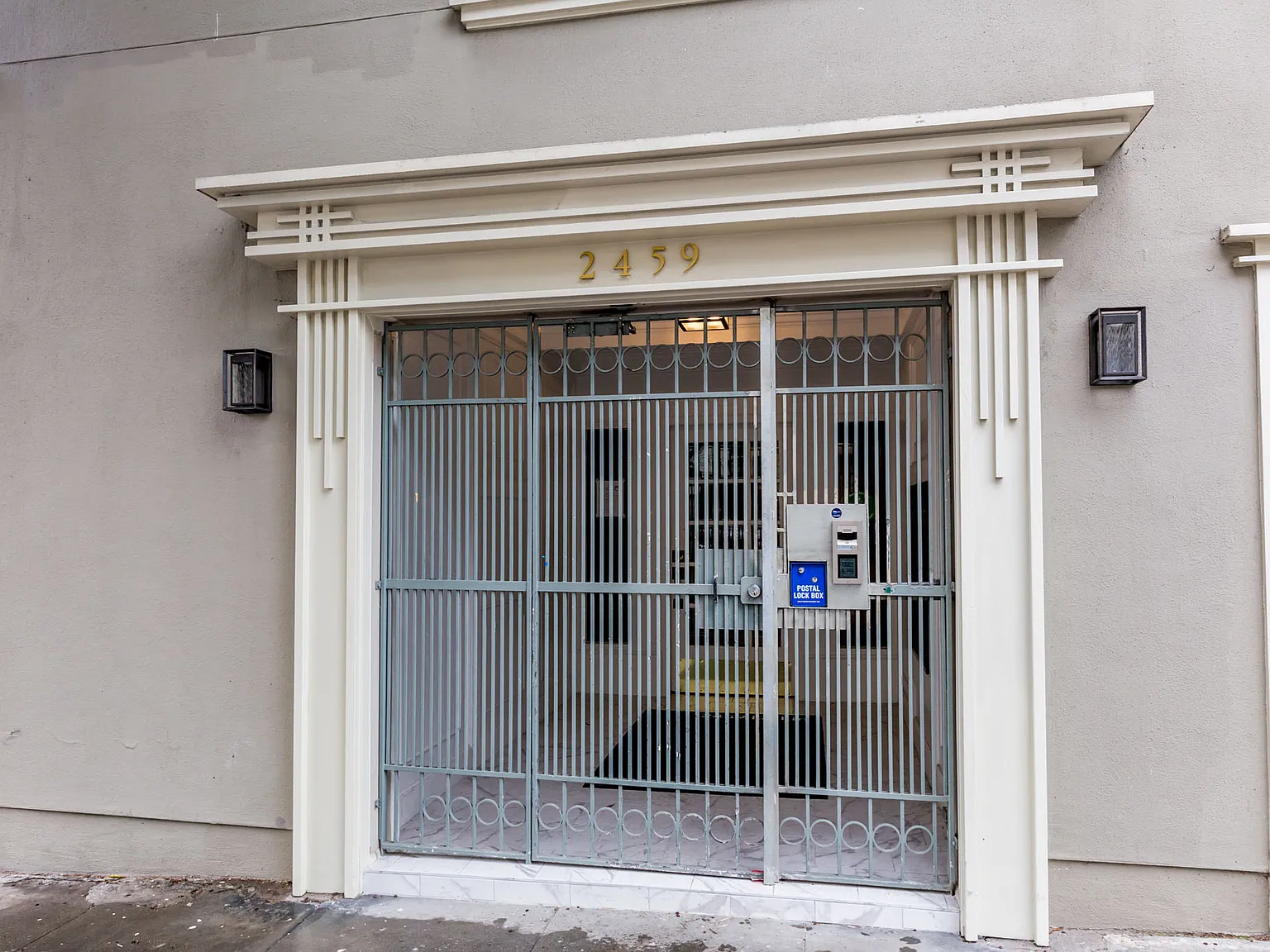 2459 Larkin — Photo 3