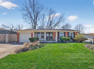 2318 La Cuesta Dr, Florissant, MO 63031